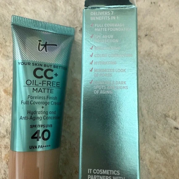 IT Cosmetics CC+ Oil-Free Matte Foundation with SPF 40- Shade: LIGHT - Picture 4 of 4